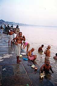 A primera hora de la mañana, los devotos acuden a purificarse al rio sagrado