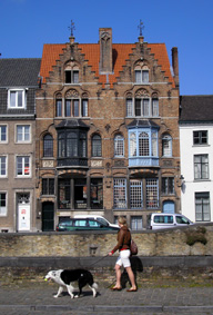 Uno de los característicos edificios que se apostan a un lado del canal en la calle Langerei