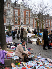 En la plaza Jeu de Balle tiene lugar un mercado callejero de los más variopinto