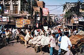 Al cruzar por el Bazar Sadar el caos se multiplica por cien