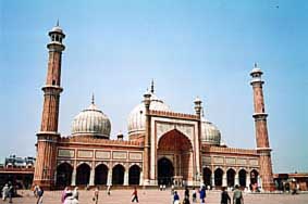 Jama Masjid es la mezquita mas grande de la India, con capacidad para 25000 personas
