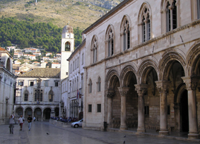 A la derecha, el Palacio de los Rectores, que acoge el MuseoHistórico de la Ciudad, y al fondo la torre del Reloj