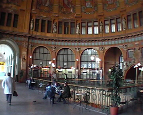 La estación de ferrocarril acoge uno de los cafés con más clase de Praga, el Fantova