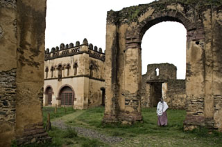Gondar es famosa por los castillos y palacios edificados dentro de la ciudadela de Fasil Ghebi, un recinto real que data del siglo XVII