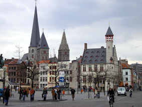 La Vrijdag Markt se descubre como una de las plazas más atractivas de Gante