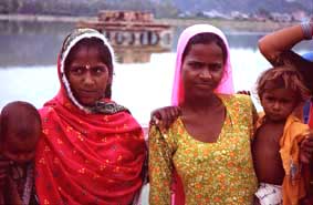 Mujeres junto al lago que rodea el Jal Mahal