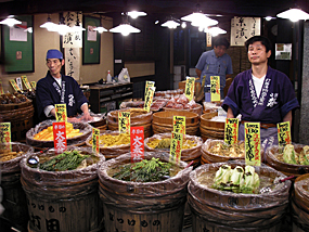 Un puesto de alimentación en el mercado de Nishiki