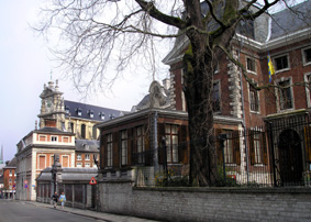 En la calle Naamsestraat se sitúan diversos edificios de interés histórico y artístico