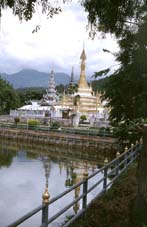 El templo de Wat Chong Kan confiere al lago un aspecto inigualable