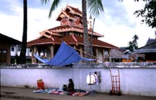 El templo de Wat Hua Wieng, junto al mercado, es un ejemplo de arquitectura nortailandesa