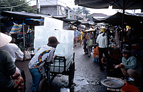 Vendedor de hielo en el mercado de Nha Trang