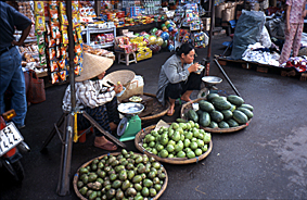 Mujeres comiendo en el mercado de Nha Trang