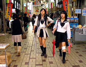 Colegialas de uniforme en las galerías comerciales de Nagoya