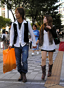 Una pareja de compras por la zona comercial de Nagoya