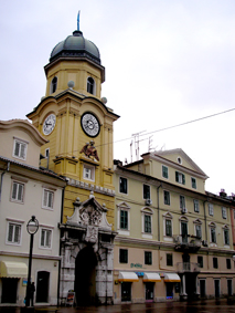 La torre de la Ciudad fue reformada en estilo barroco en 1890 por Antonio Michelazzi