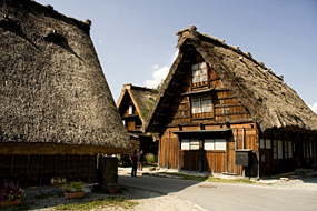 Shirakawa-go presenta como característica principal la peculiar estructura de paja de sus tejados