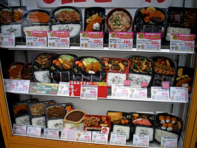 En muchos restaurantes se ofrecen platos a partir de 290 yenes (menos de 2 euros)