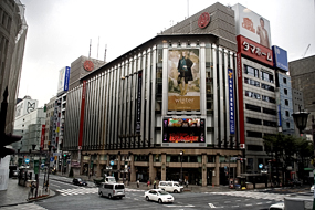 Ginza es el distrito comercial por excelencia de Tokio, donde se hallan las firmas más caras y distinguidas