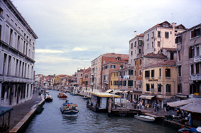 Venecia posee una atmosfera liviana, sutil, que subyuga al viajero